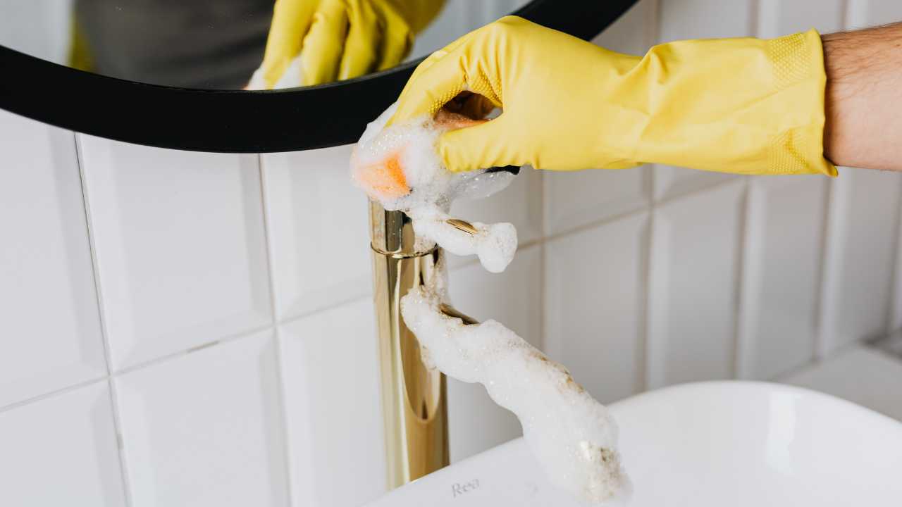 how-to-spot-early-signs-of-mould-in-the-bathroom